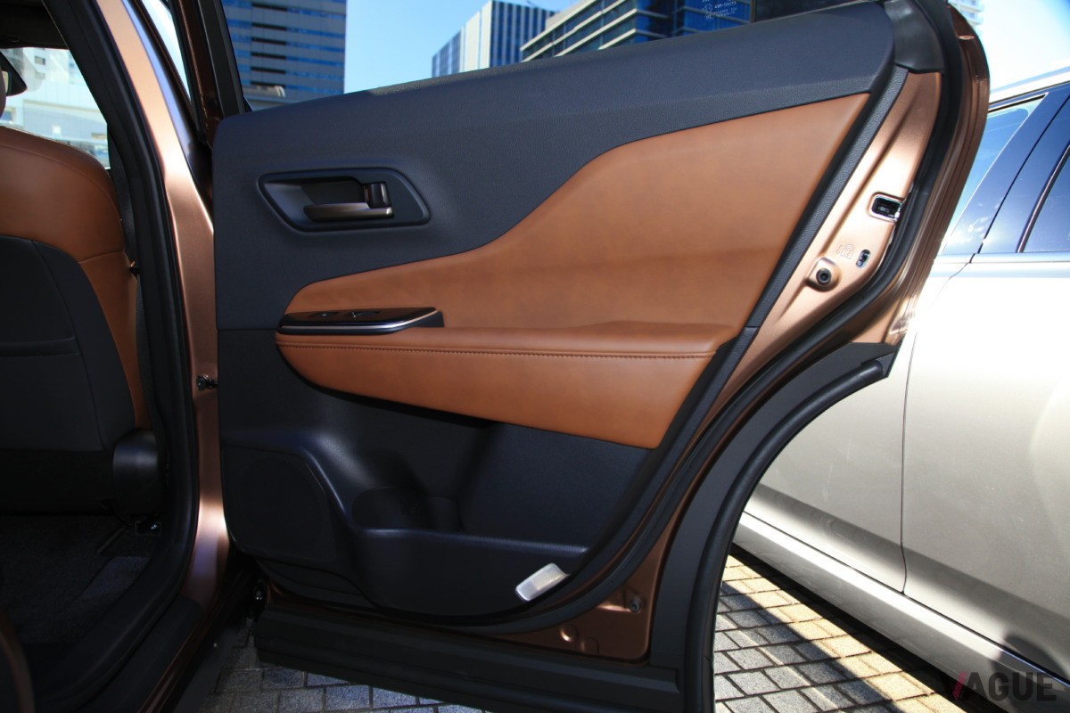 どの席でも快適なロングドライブを楽しめる、開放的で広々としたリアシートを備えるトヨタ新型「クラウン・エステート」