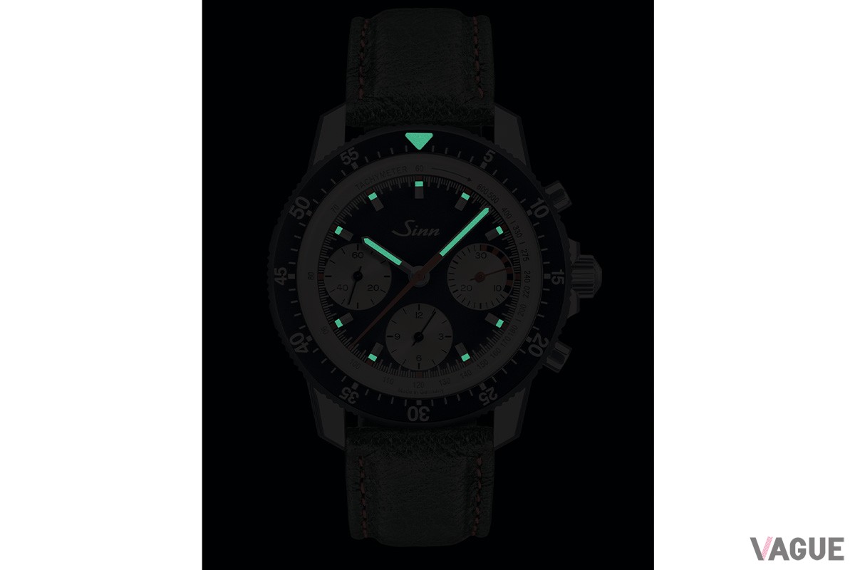 夜光塗料を施し暗所での視認性を確保したインデックスと時分針