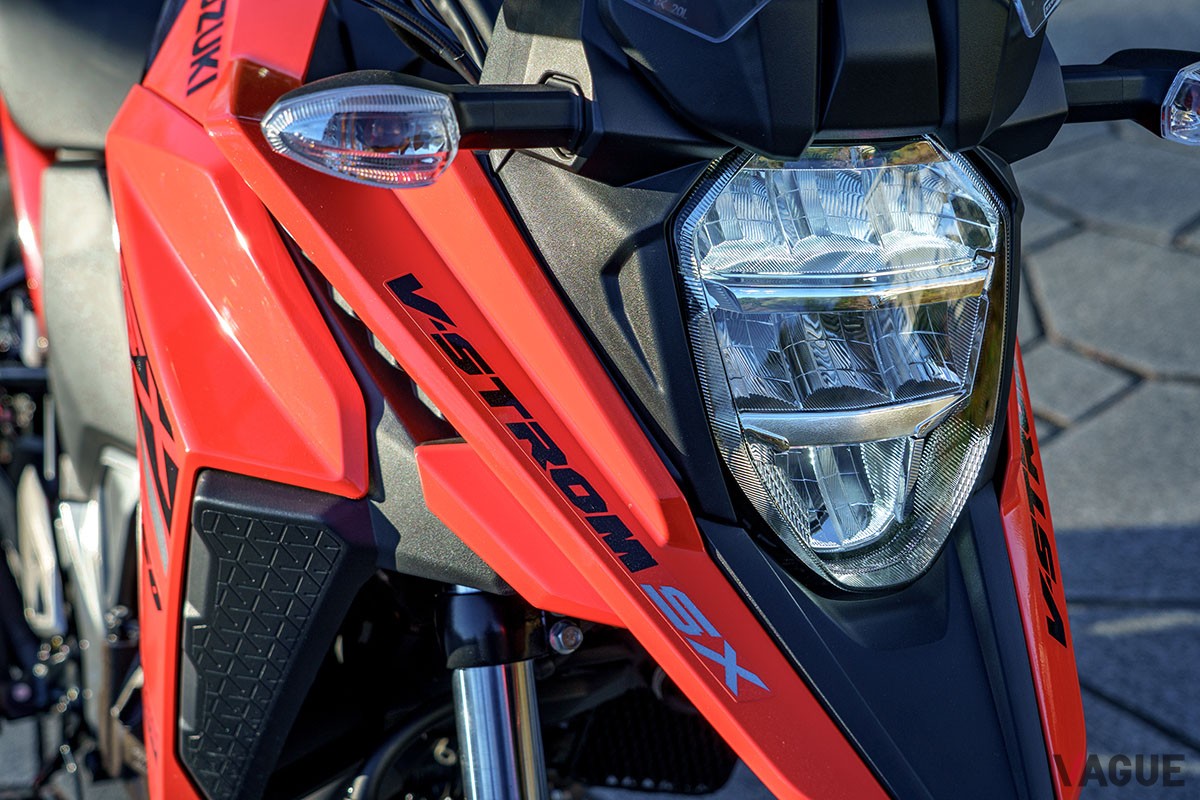 スズキの新型「Vストローム250SX」は、快適にツーリングを楽しめてさまざまな道を走破できる、まさにアドベンチャーバイクらしいモデル