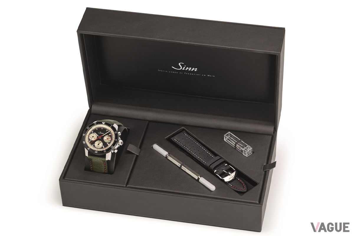 時計本体とスペアのボアレザーストラップやツール類、マニュアルが入った特別なボックスにセットされデリバリーされます