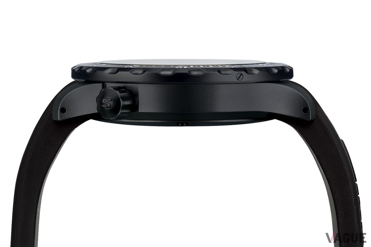 ケース右側面。手首の動きを妨げることのないよう4時位置に取り付けられたりゅうずはUシリーズ伝統の実用的な仕様