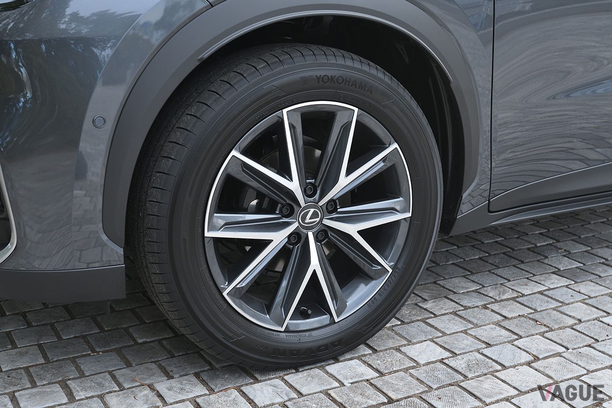 トヨタ「ヤリスクロス」がベースといわれるが、中身や出来栄えはそれとは別格の完成度を誇るレクサス新型「LBX」