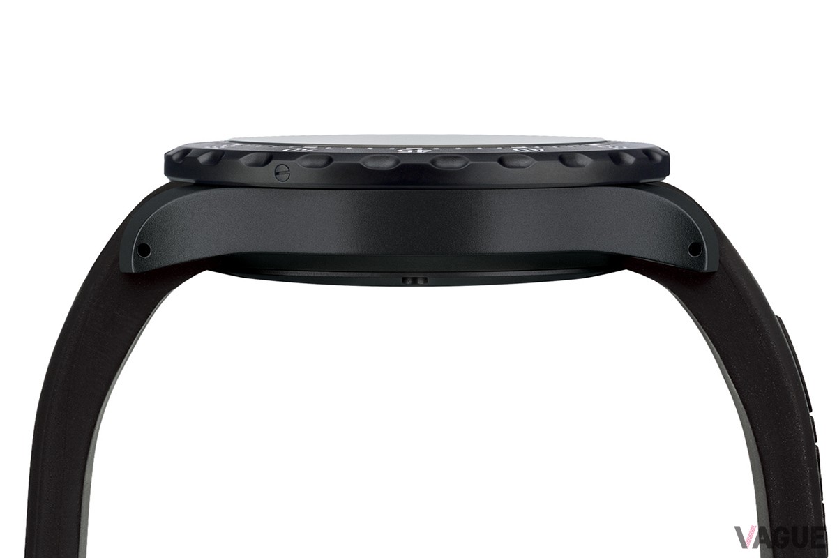 ケース左側面。11.2mm厚の薄型設計、本体重量も74gと軽いので長時間使用しても疲れにくい