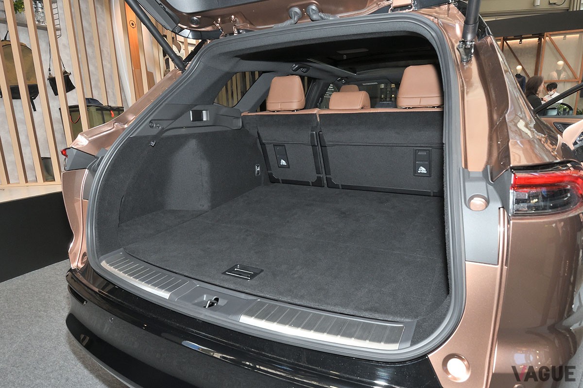 どの席でも快適なロングドライブを楽しめる、開放的で広々としたリアシートを備えるトヨタ新型「クラウン・エステート」