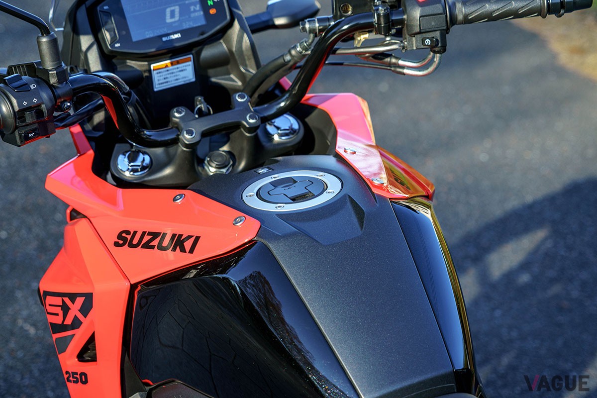 スズキの新型「Vストローム250SX」は、快適にツーリングを楽しめてさまざまな道を走破できる、まさにアドベンチャーバイクらしいモデル