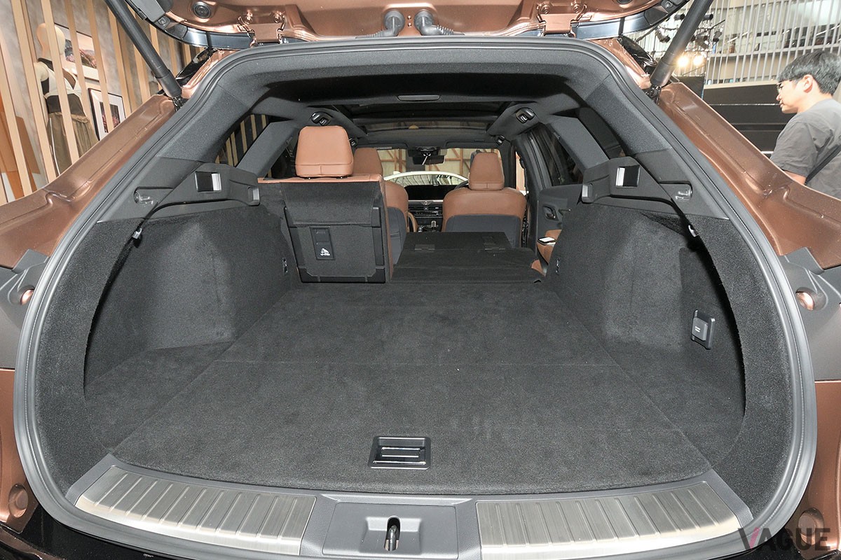 どの席でも快適なロングドライブを楽しめる、開放的で広々としたリアシートを備えるトヨタ新型「クラウン・エステート」