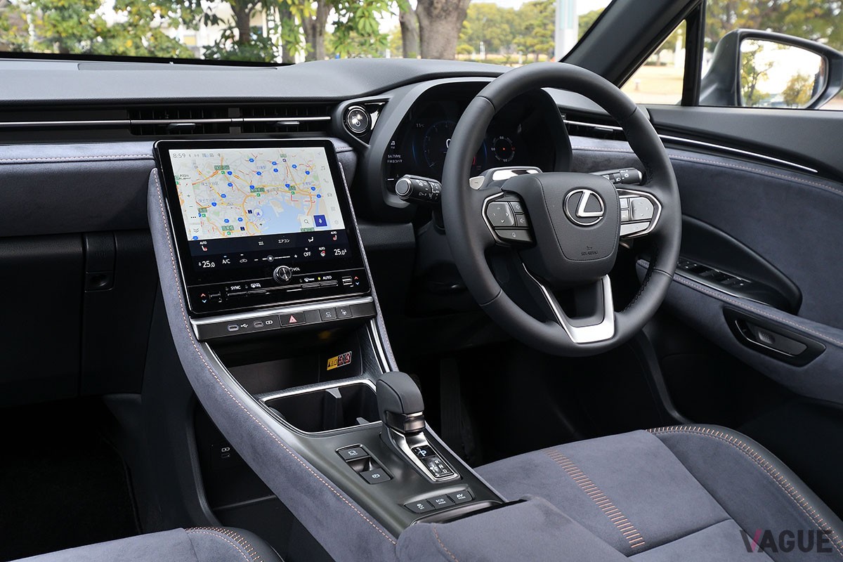 トヨタ「ヤリスクロス」がベースといわれるが、中身や出来栄えはそれとは別格の完成度を誇るレクサス新型「LBX」