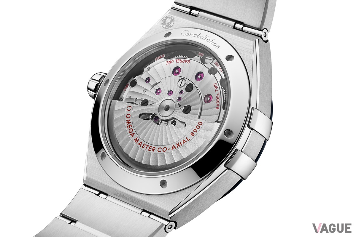 シースルーバックになった裏ぶたからマスタークロノメーター Cal. 8700の姿をのぞかせる。「131.30.41.21.99.001」（149万6000円、消費税込）