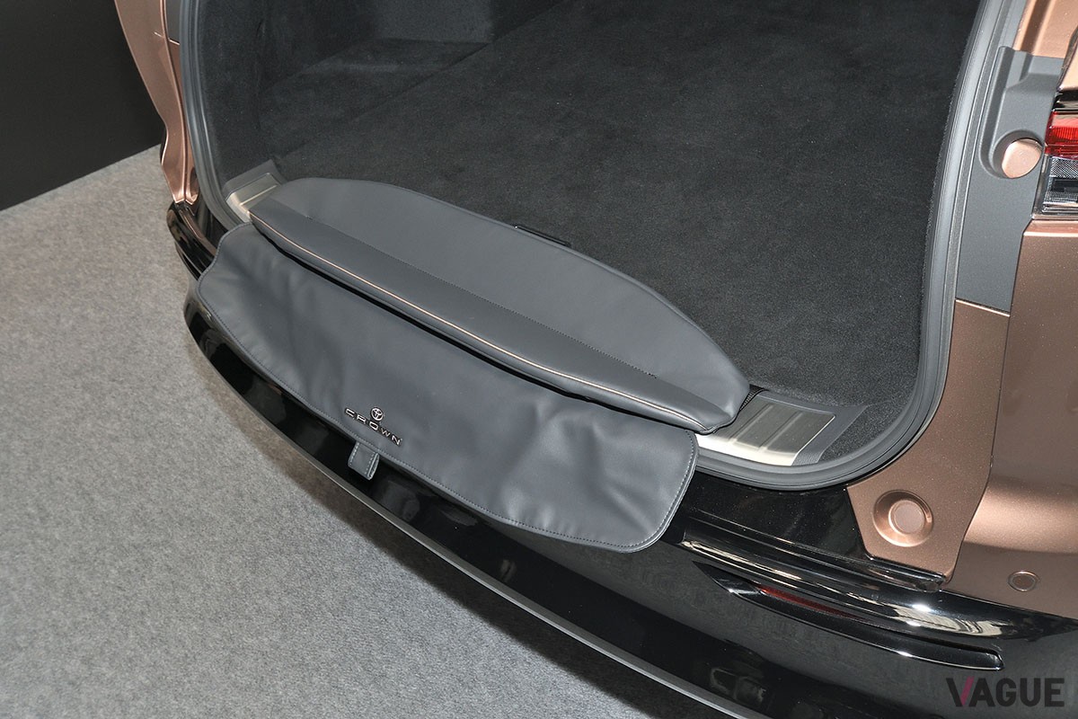 どの席でも快適なロングドライブを楽しめる、開放的で広々としたリアシートを備えるトヨタ新型「クラウン・エステート」