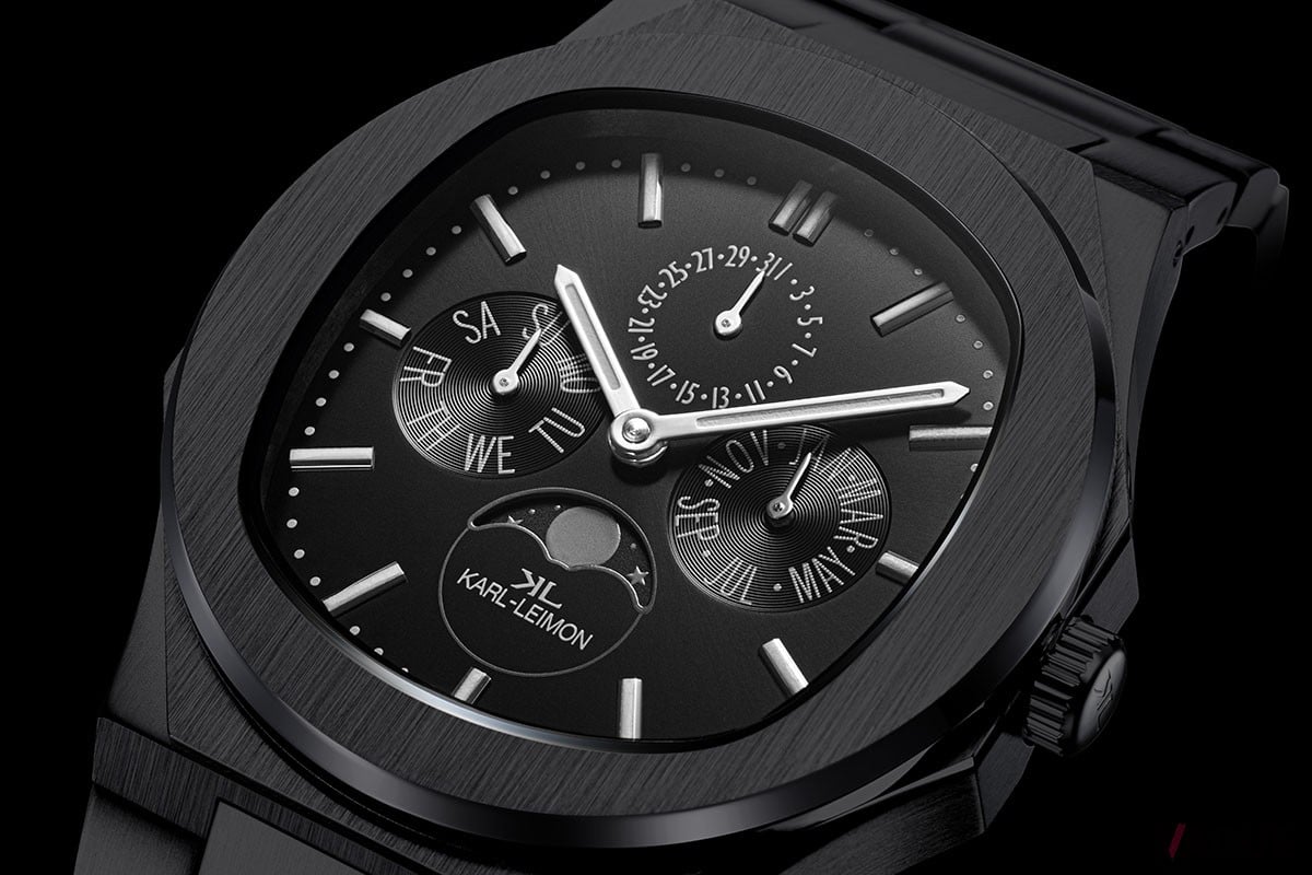 クラファンで即完売したフルブラックの“ムーンフェイズ時計”が復活！ スポーティでクラシカルなアクセントの効いた一本が魅力すぎる |  VAGUE(ヴァーグ)