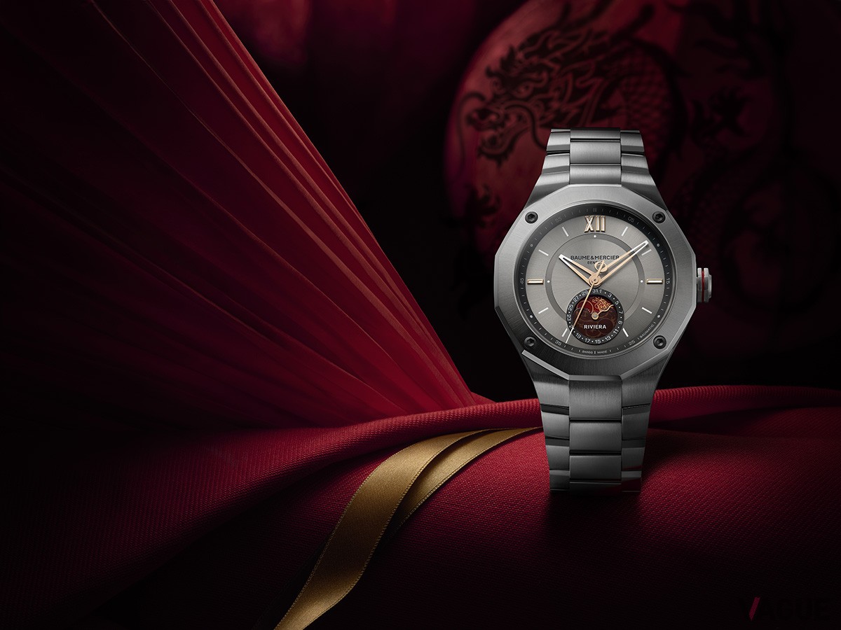 33mmモデルでは4つのビスに添えた0.05ct ブリリアントカットのダイヤモンドが華やか。マザーオブパールの神秘的な輝きも魅力