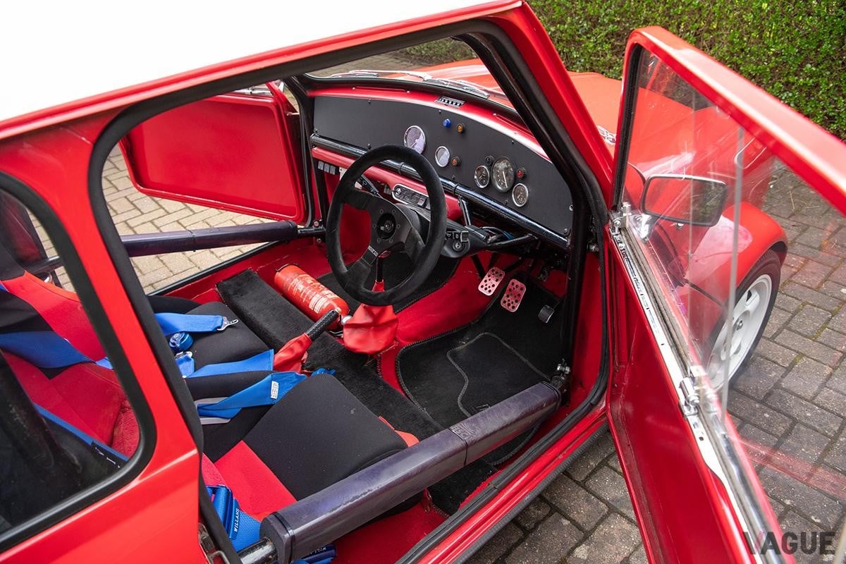 1.8リッターVTECエンジンに換装された1972年製「モーリス・ミニ」のインテリア