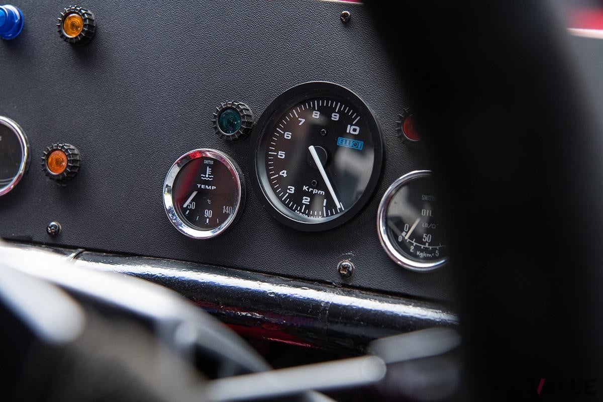 1.8リッターVTECエンジンに換装された1972年製「モーリス・ミニ」のインテリア
