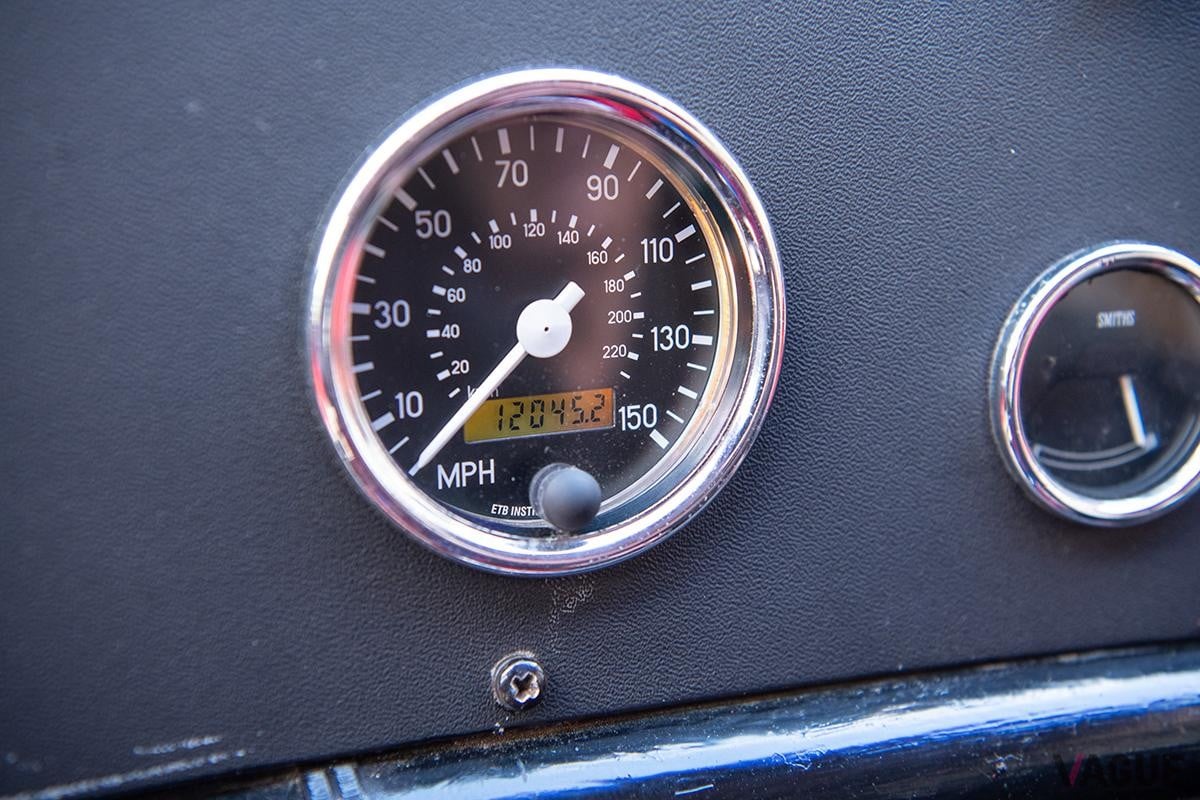 1.8リッターVTECエンジンに換装された1972年製「モーリス・ミニ」のインテリア