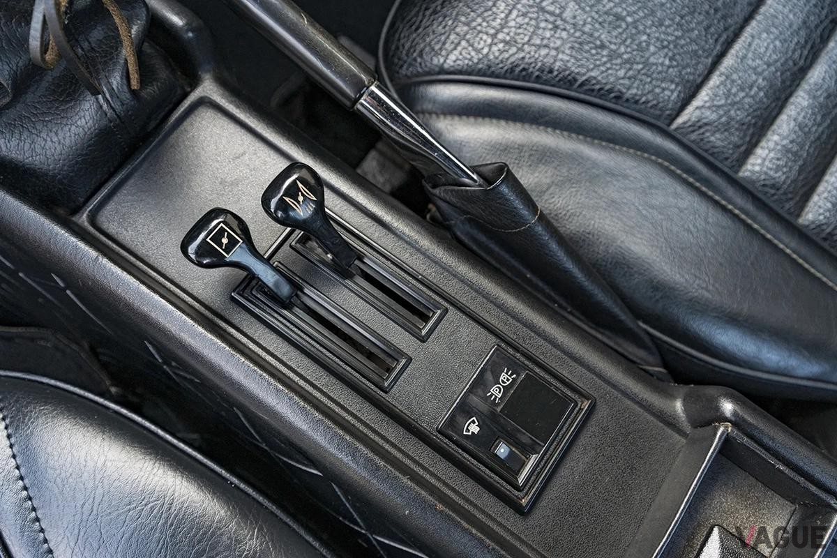 米国のオークションに出品された1971年式日産「フェアレディZ432」のインテリア