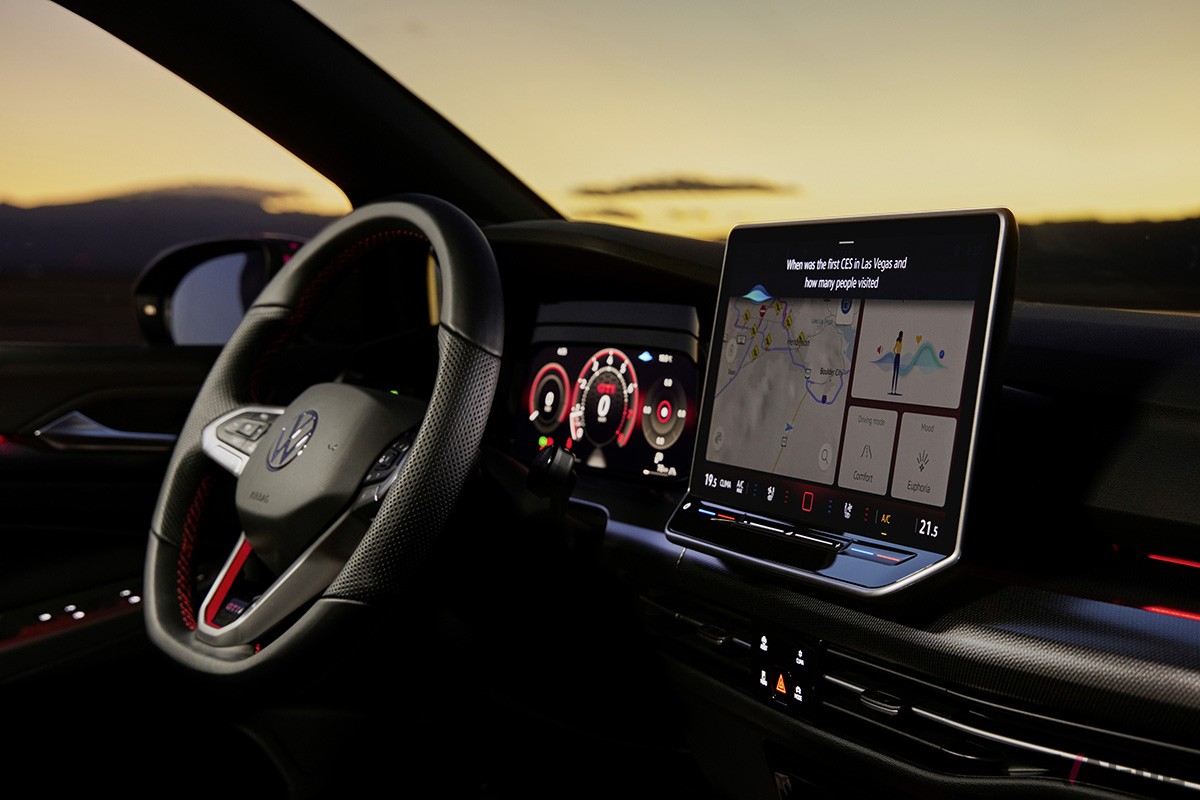 VWは自社の車載音声アシスタントにチャットGPTを統合して搭載することを2024年1月に開催された「CES2024」で発表、まもなく「ID.7」などに展開する予定だ