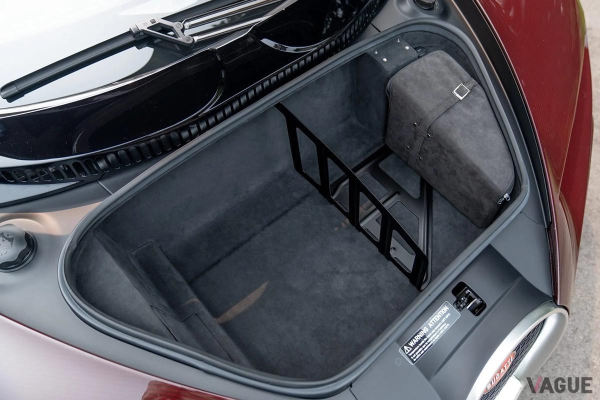 オークションに登場した2019年式ブガッティ「シロンスポーツ」の荷室