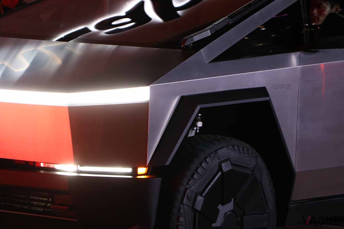 日本初公開されたテスラ新型「サイバートラック」