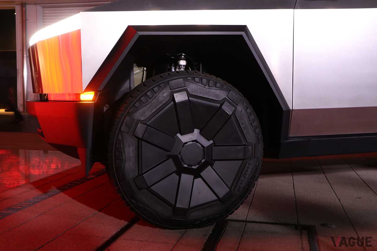 日本初公開されたテスラ新型「サイバートラック」