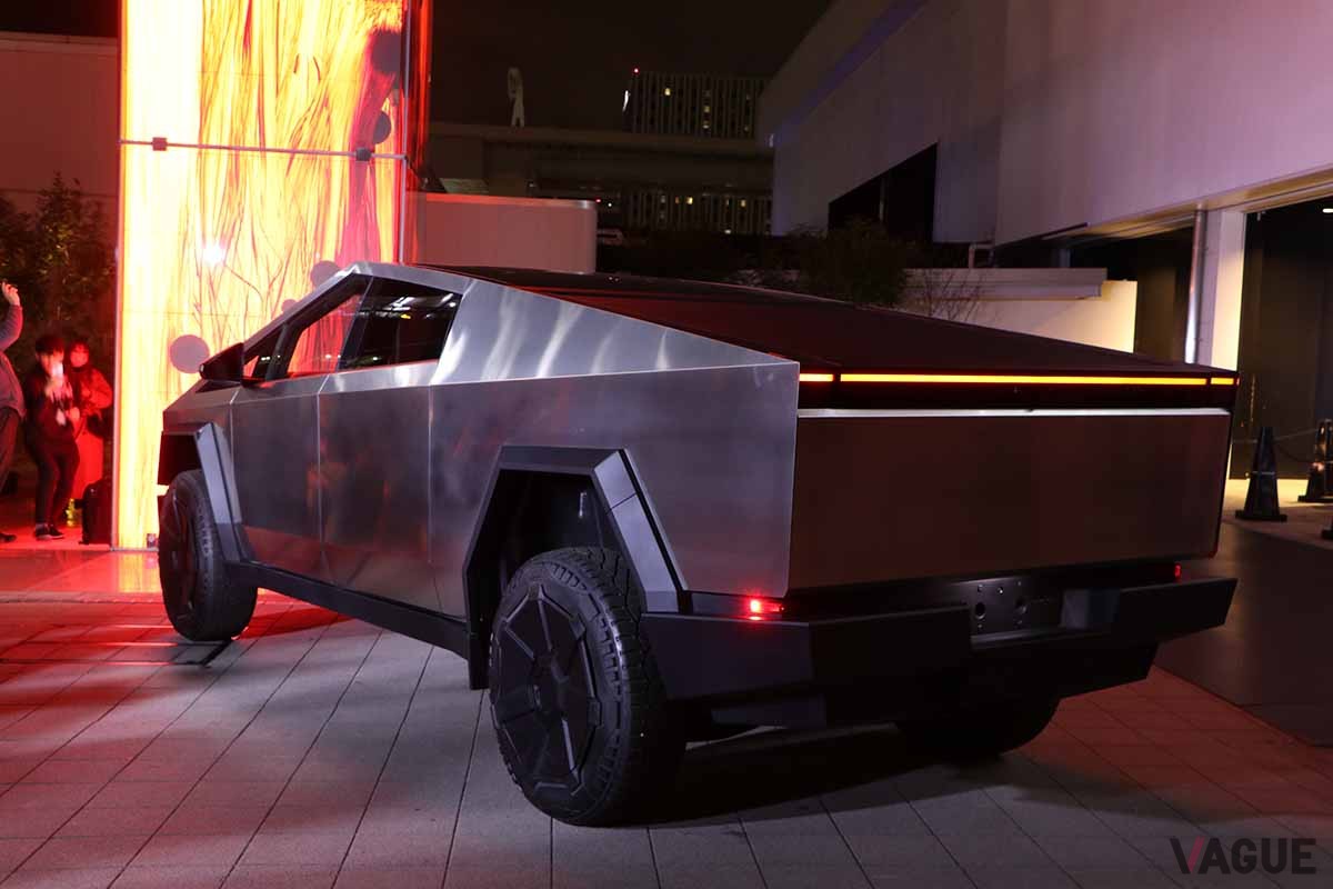 日本初公開されたテスラ新型「サイバートラック」