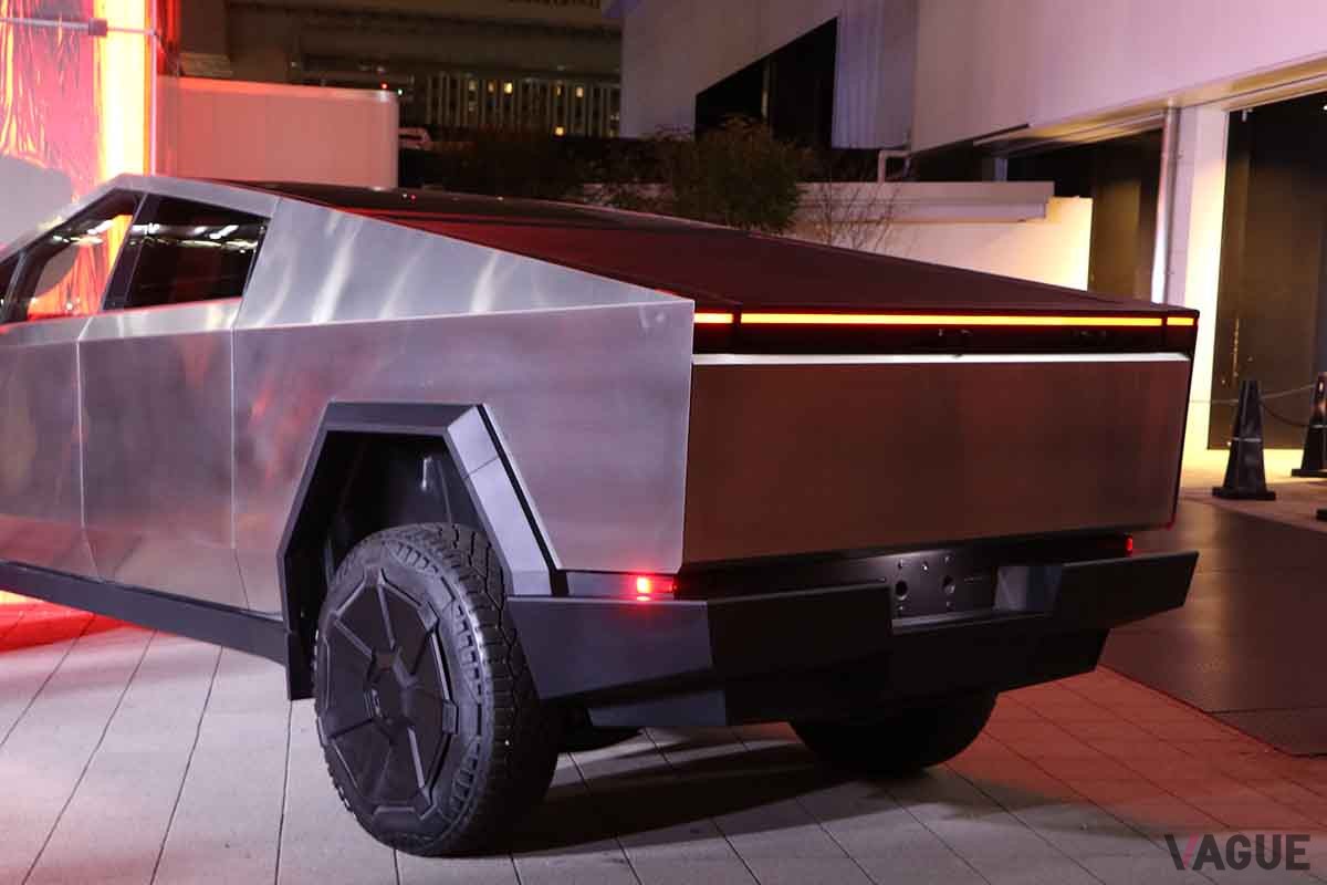 日本初公開されたテスラ新型「サイバートラック」