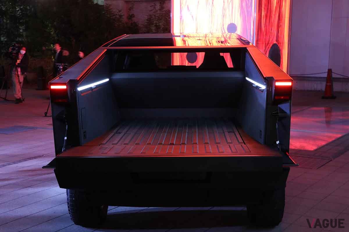 日本初公開されたテスラ新型「サイバートラック」