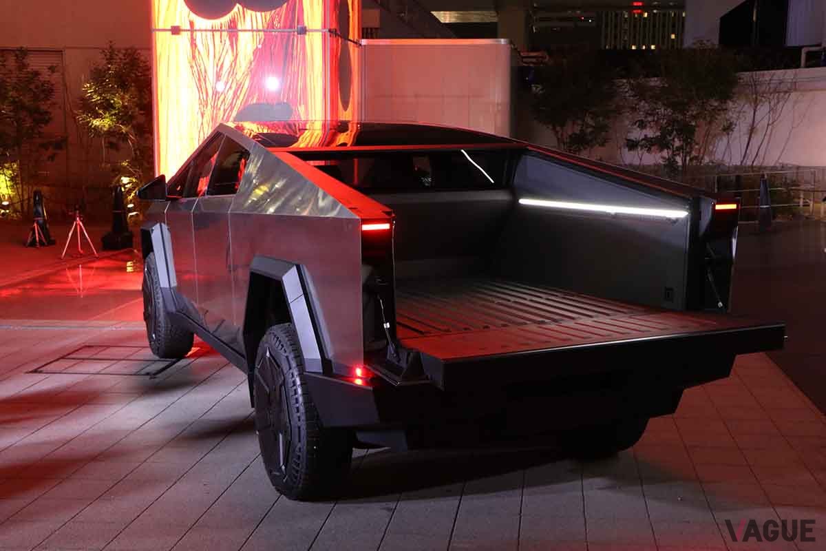 日本初公開されたテスラ新型「サイバートラック」