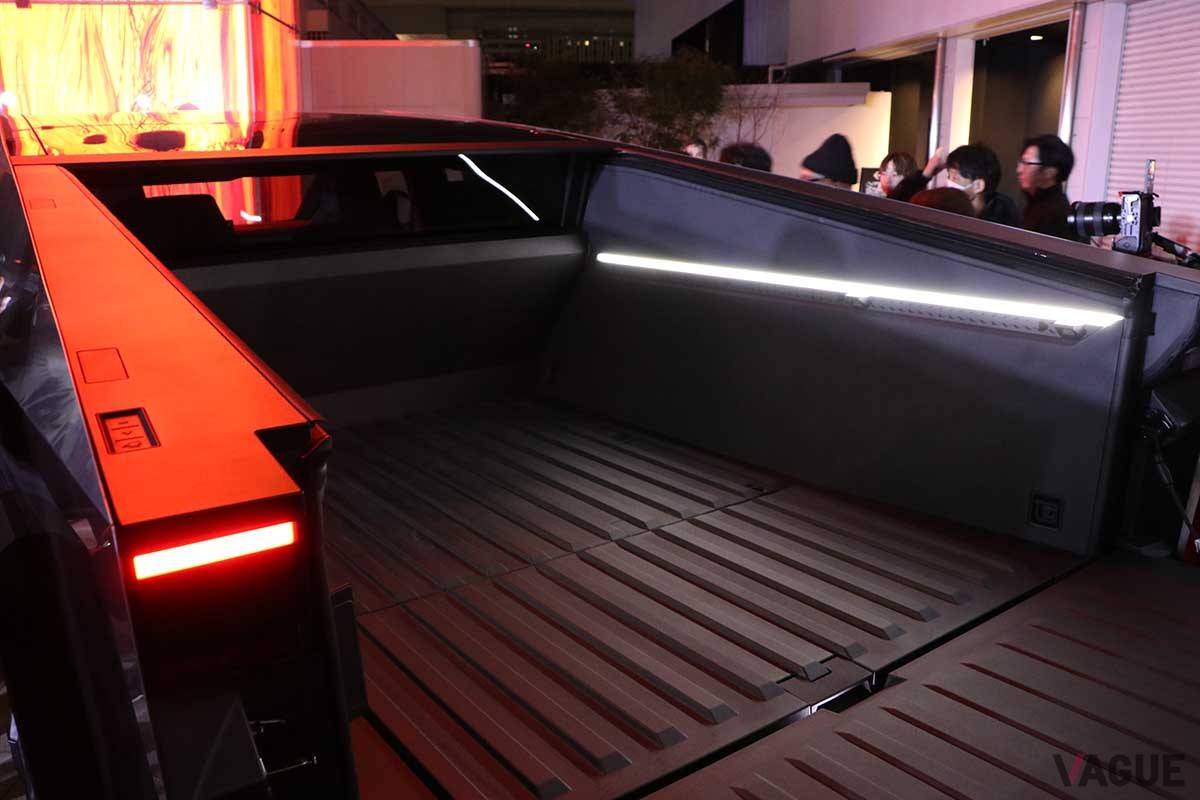 日本初公開されたテスラ新型「サイバートラック」