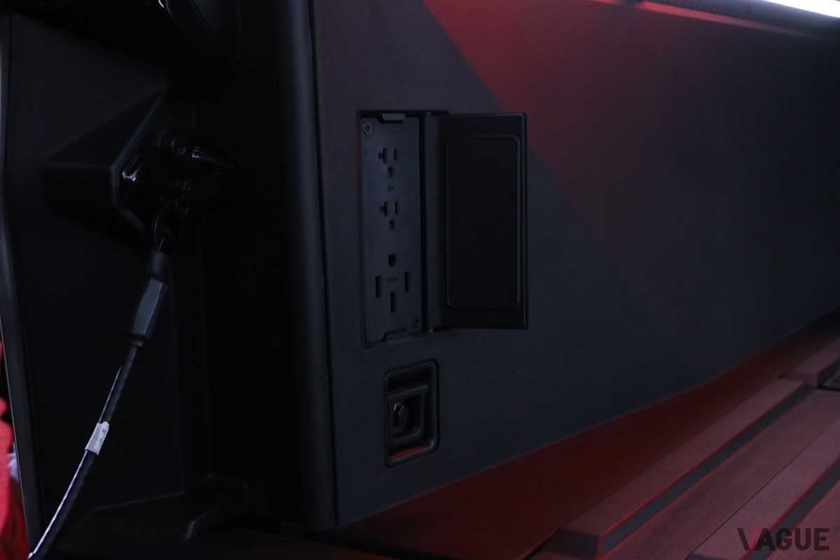 日本初公開されたテスラ新型「サイバートラック」