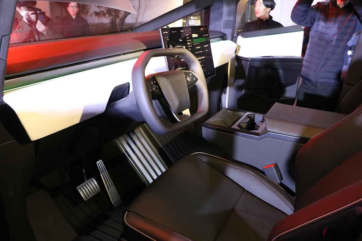 日本初公開されたテスラ新型「サイバートラック」のインテリア