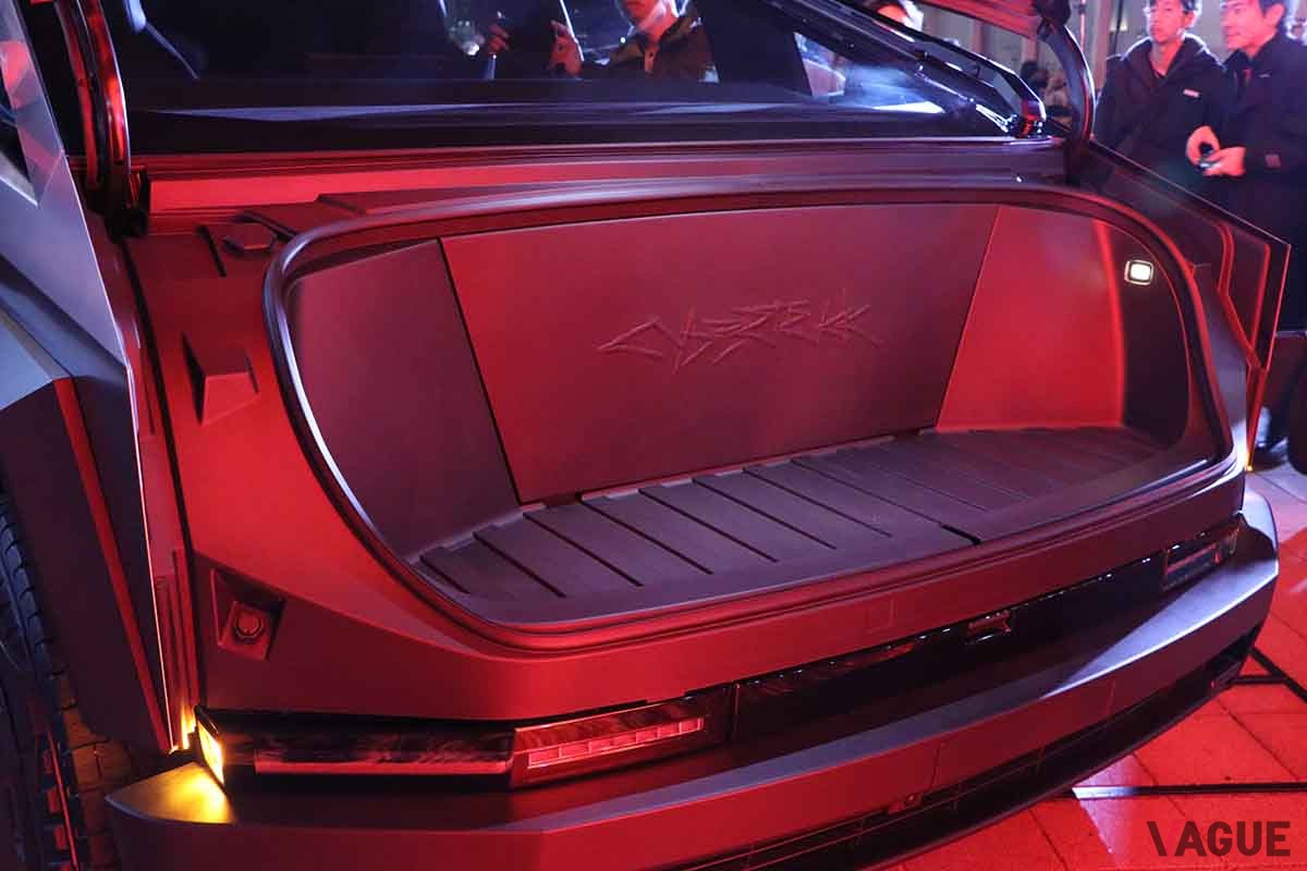 日本初公開されたテスラ新型「サイバートラック」