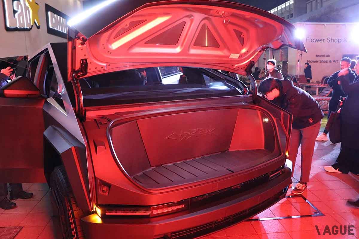 日本初公開されたテスラ新型「サイバートラック」