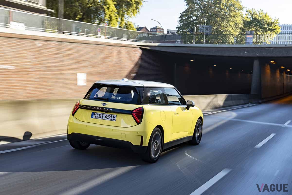 新型ミニ3ドアの電気自動車（EV）スタンダードグレード「ミニクーパーE」