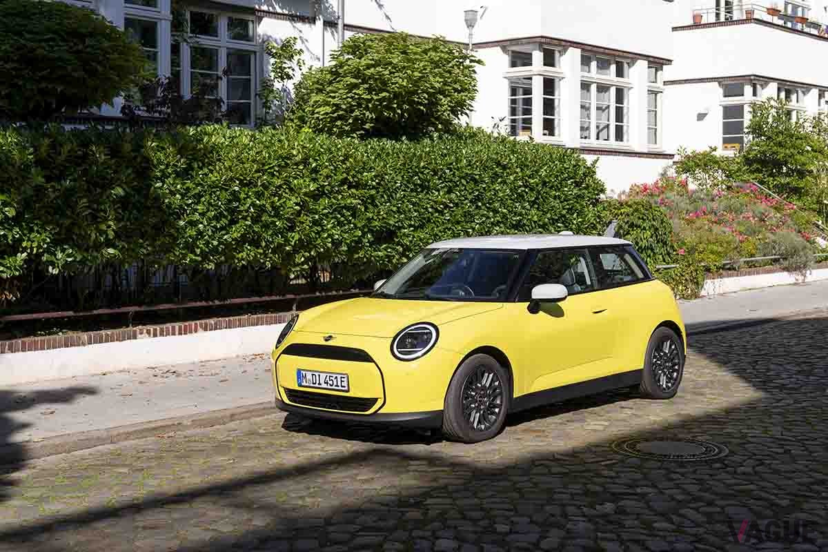 新型ミニ3ドアの電気自動車（EV）スタンダードグレード「ミニクーパーE」