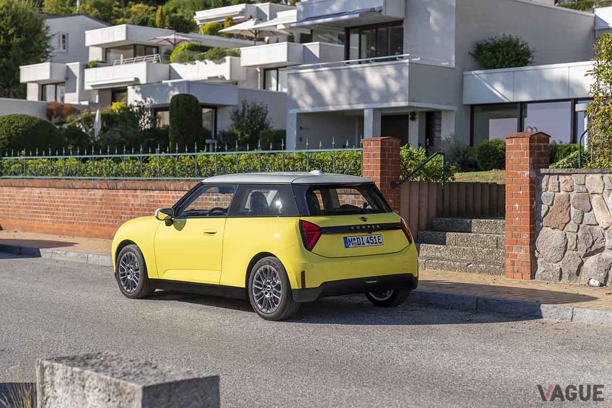 新型ミニ3ドアの電気自動車（EV）スタンダードグレード「ミニクーパーE」