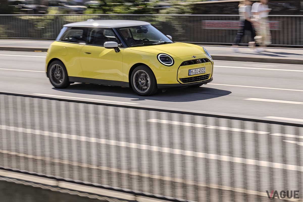 新型ミニ3ドアの電気自動車（EV）スタンダードグレード「ミニクーパーE」