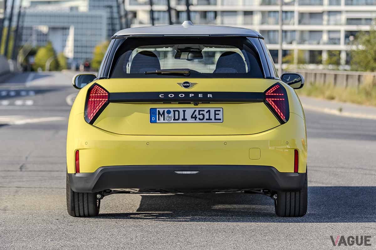 新型ミニ3ドアの電気自動車（EV）スタンダードグレード「ミニクーパーE」