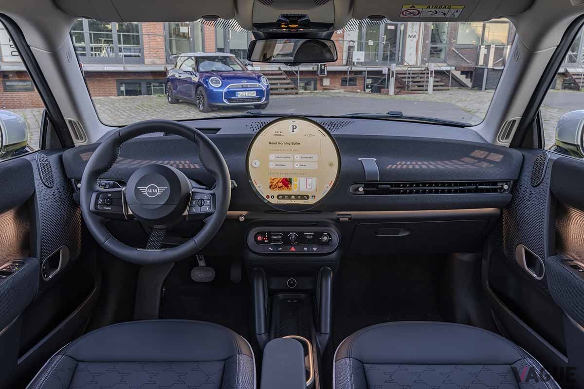 新型ミニ3ドアの電気自動車（EV）スタンダードグレード「ミニクーパーE」のインテリア