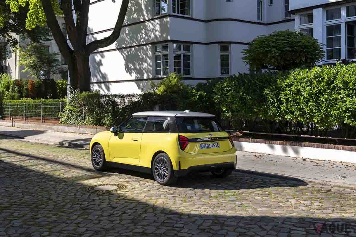 新型ミニ3ドアの電気自動車（EV）スタンダードグレード「ミニクーパーE」