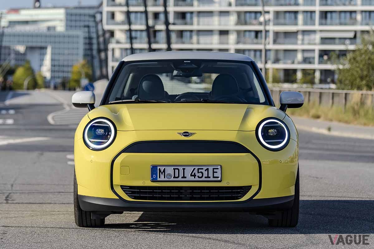 新型ミニ3ドアの電気自動車（EV）スタンダードグレード「ミニクーパーE」