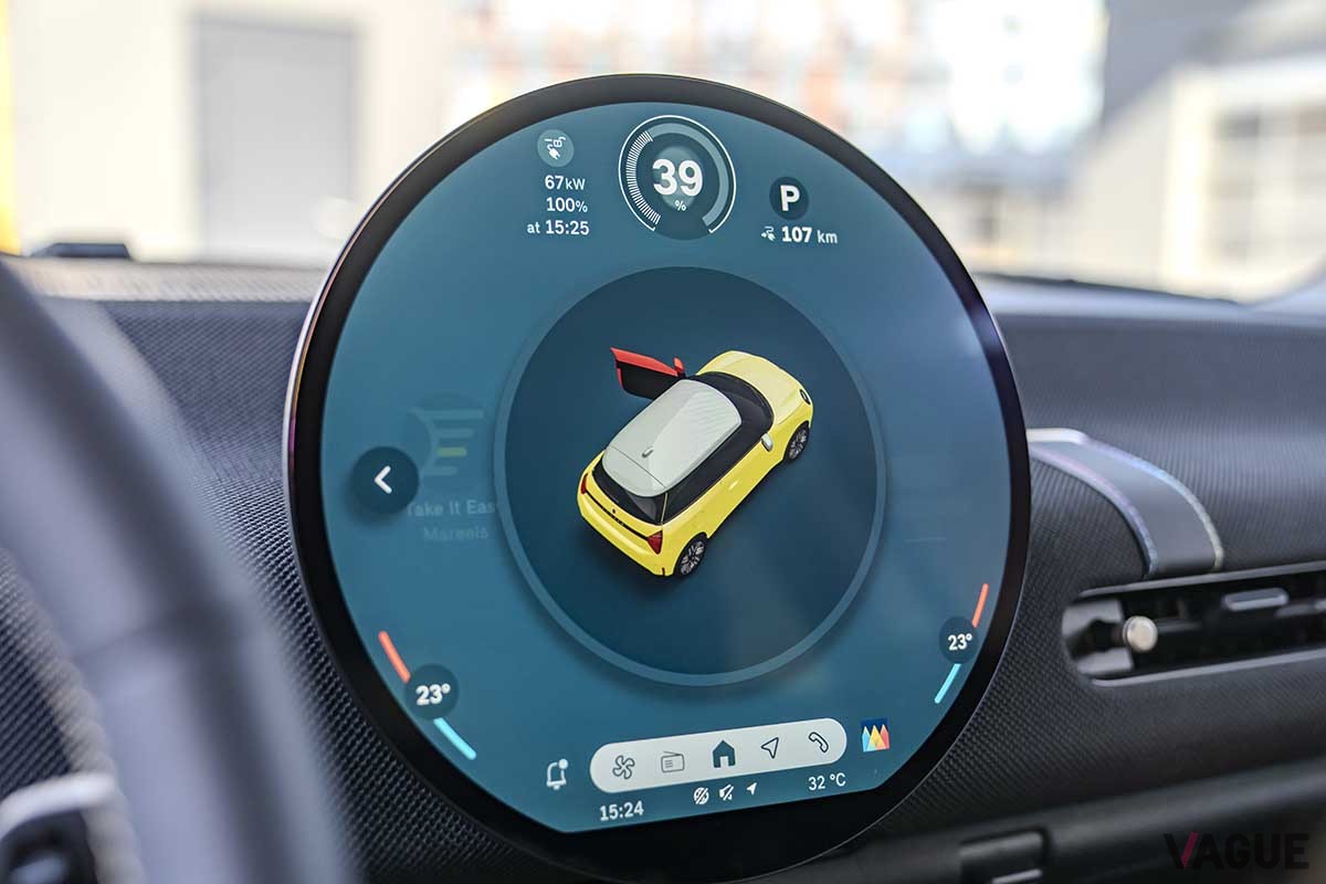 新型「ミニ・クーパーE」のインテリア