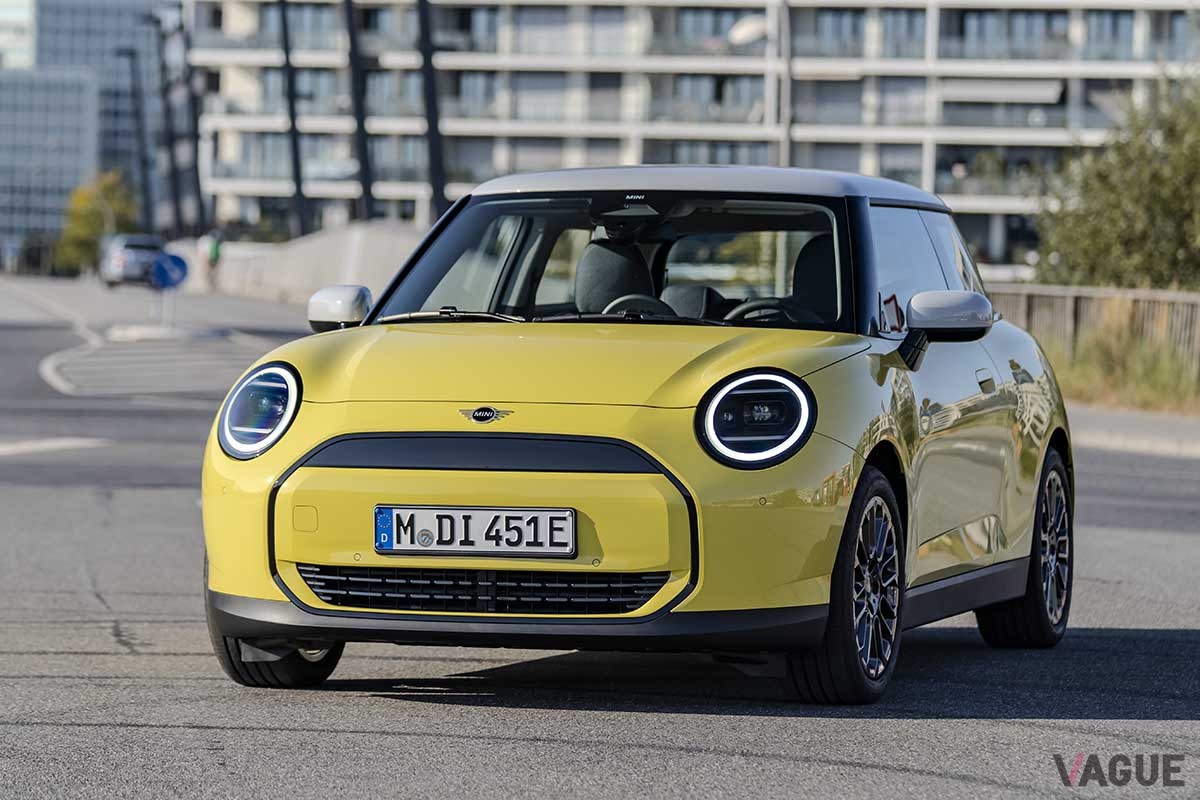 新型ミニ3ドアの電気自動車（EV）スタンダードグレード「ミニクーパーE」