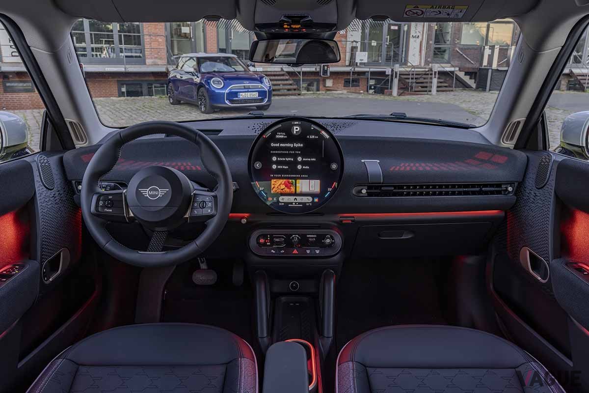 新型ミニ3ドアの電気自動車（EV）スタンダードグレード「ミニクーパーE」のインテリア