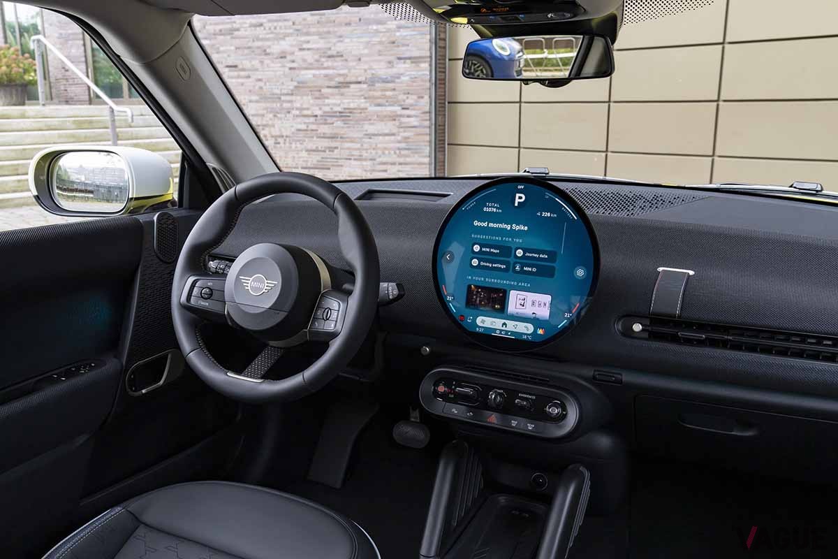 新型「ミニ・クーパーE」のインテリア