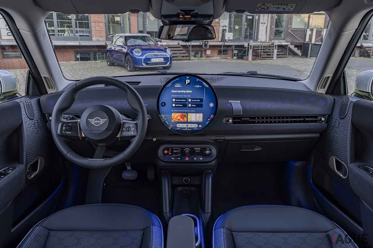 新型「ミニ・クーパーE」のインテリア