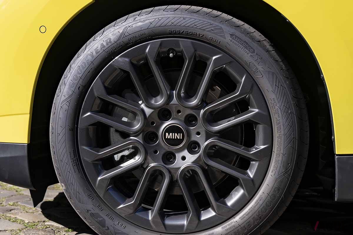 新型ミニ3ドアの電気自動車（EV）スタンダードグレード「ミニクーパーE」