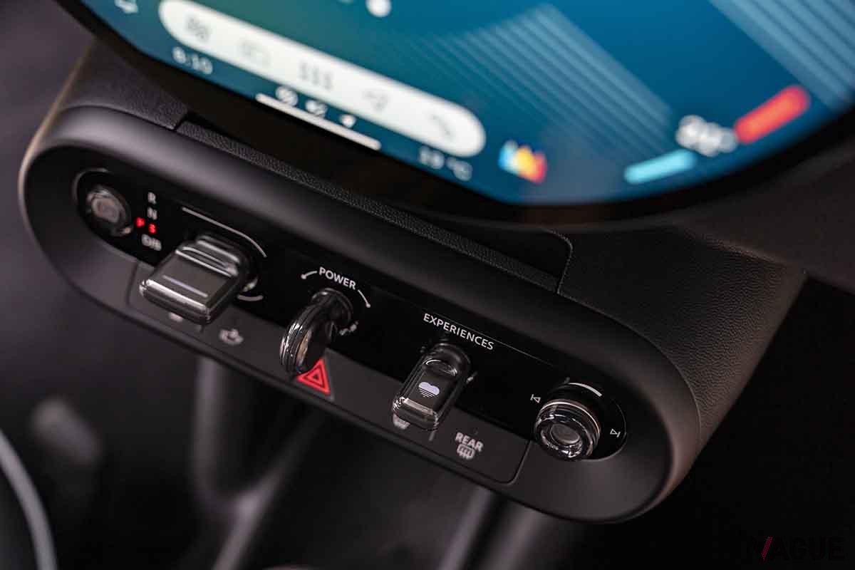 新型「ミニ・クーパーE」のインテリア