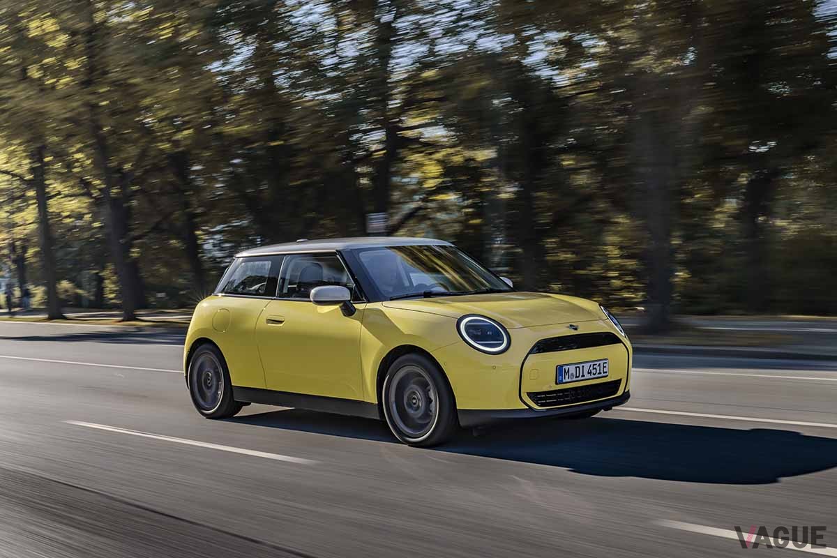新型ミニ3ドアの電気自動車（EV）スタンダードグレード「ミニクーパーE」