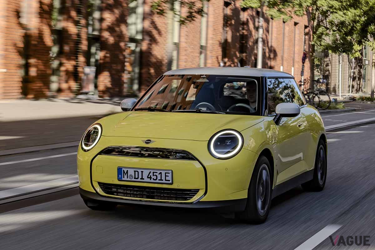 新型ミニ3ドアの電気自動車（EV）スタンダードグレード「ミニクーパーE」