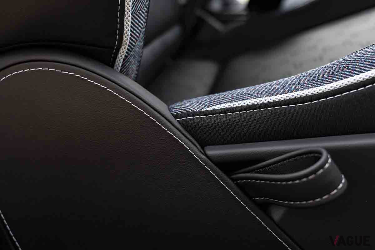 新型「ミニ・クーパーE」のインテリア
